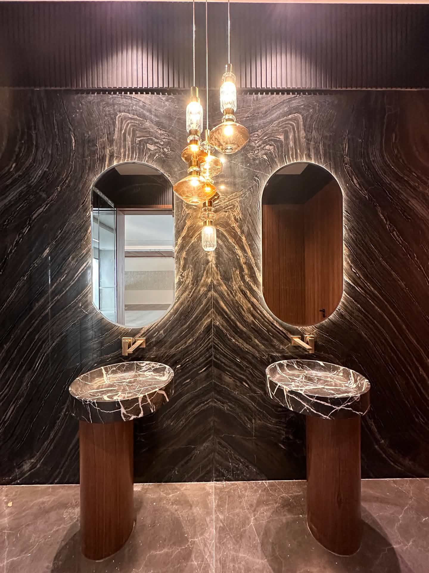 Salle de bain avec meuble et habillage en bois sur mesure